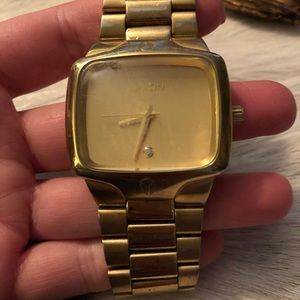 Nixon gold player